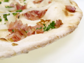 pizza mit zwiebeln und speck