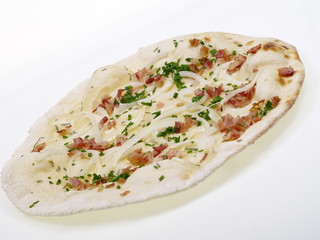 pizza mit zwiebeln und speck