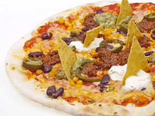 pizza mexicana mit taccos bohnen und chili