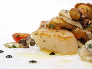 gebratene jakobsmuscheln mit pfifferlingen