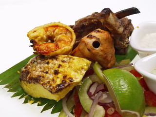 indisches tandoori prawn, lamm und red snapper