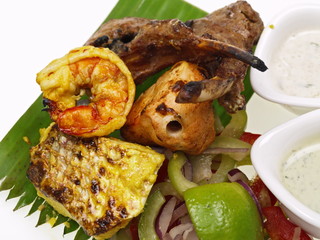 indisches tandoori prawn, lamm und red snapper