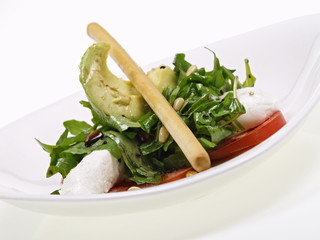 tomate mozzarella salat mit avocado 