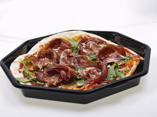 pizza mit parma schinken im take away behälter