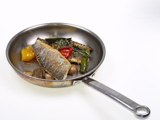 gebratenes doraden filet und gemüse