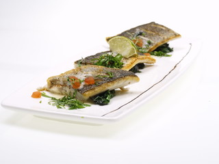 gebratenes doraden filet auf blatt spinat