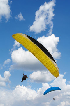 Hombres volando en parapente