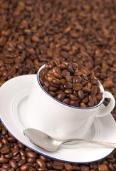 kaffeetasse mit bohnen gefüllt