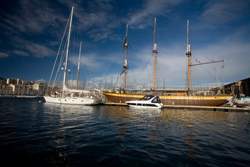 Fototapeta na wymiar bateaux à quai sur le vieux port de marseille