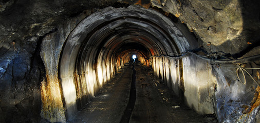 Naklejka premium światło tunelu kopalnianego