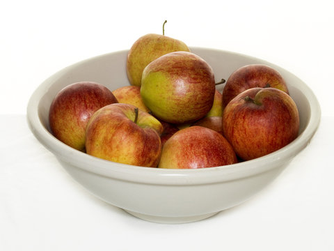 Keramikschale mit Äpfeln