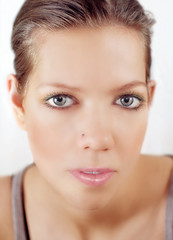 Obraz premium Junge Frau mit Make-up