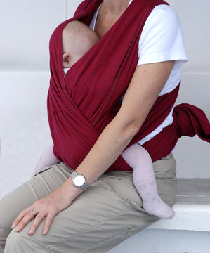 maman protant son bebe dans un foulard