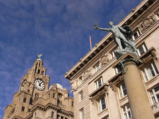 Fototapeta na wymiar The Royal Liver building in Liverpool