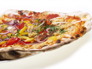 pizza mit hühnchen und paprika