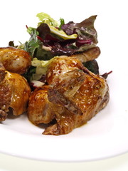 gegrilltes stübenküken an salat