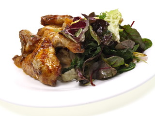 gegrilltes stübenküken an salat