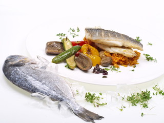 doradenfilet auf gebratenem gemüse