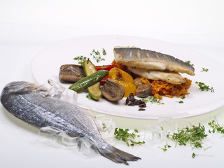 doradenfilet auf gebratenem gemüse