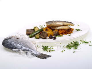 doradenfilet auf gebratenem gemüse