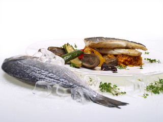 doradenfilet auf gebratenem gemüse