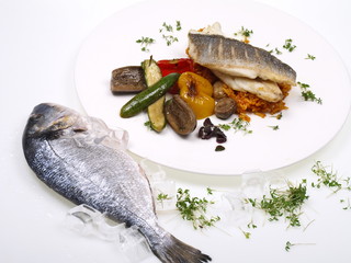 doradenfilet auf gebratenem gemüse