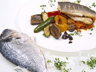 doradenfilet auf gebratenem gemüse