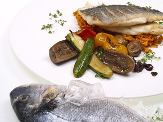doradenfilet auf gebratenem gemüse