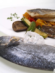 doradenfilet auf gebratenem gemüse