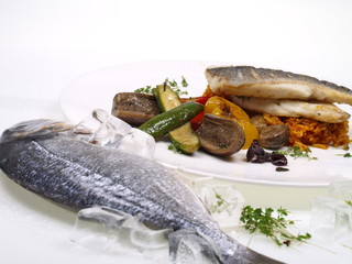 doradenfilet auf gebratenem gemüse