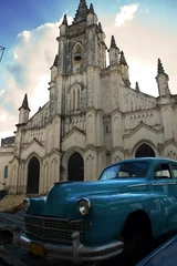 Selbstklebende Fototapeten Alt-Havanna-Pracht - Oldtimer und Kirchenfassade © roxxyphotos