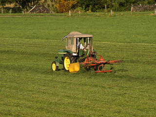 traktor auf dem feld bei der arbeit