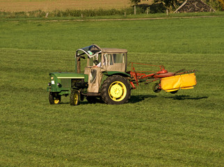 Obraz premium Traktor auf dem Feld