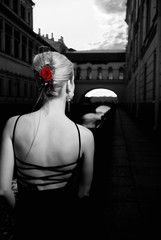 Photo en noir et blanc d& 39 une fille dans la vieille ville