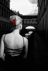 Zelfklevend Fotobehang Zwart-wit foto van een meisje in de oude stad © Nejron Photo