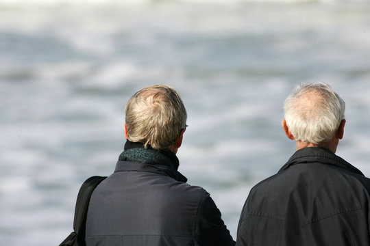 couple masculin qui regarde la mer
