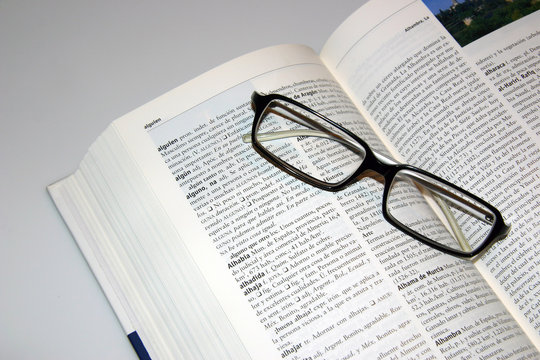 libro con gafas