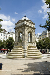 Fototapeta na wymiar place et fontaine saint sulpice