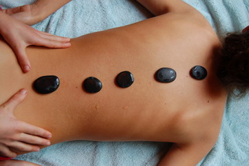 PIERRE CHAUDE ET MAINS SUR DOS 