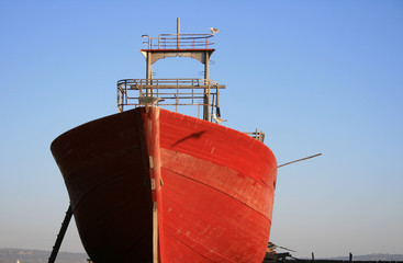 chalutier rouge dans un chantier naval