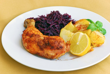 hähnchen-schlegel mit rotkraut