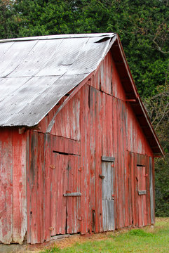 Old red barn located in rural Mississippi