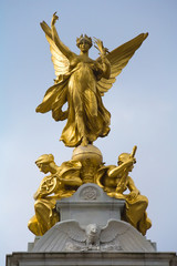 Fototapeta na wymiar Queen Victoria Memorial, pomnik w Pałacu Buckingham w Londynie