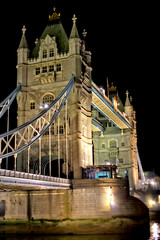Fototapeta na wymiar Night shot of Tower Bridge