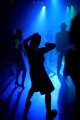 Obraz na płótnie Canvas Dancing ludzi w podziemnym klubie