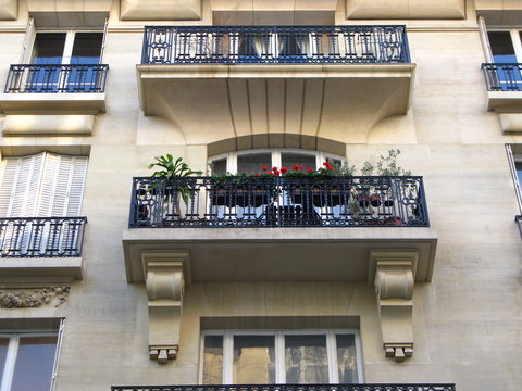Fototapeta Balcon de fer sur Façade blanche, Paris