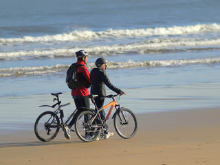 Fototapeta na wymiar Para z rowerami spaceru na plaży