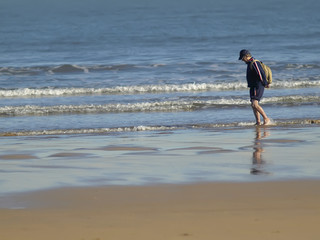 Hombre caminando por la playa