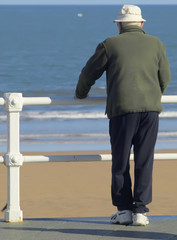 Anciano mirando al mar