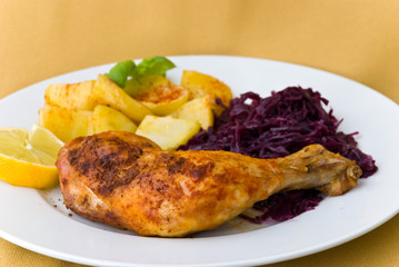 hähnchen-schlegel mit rotkraut